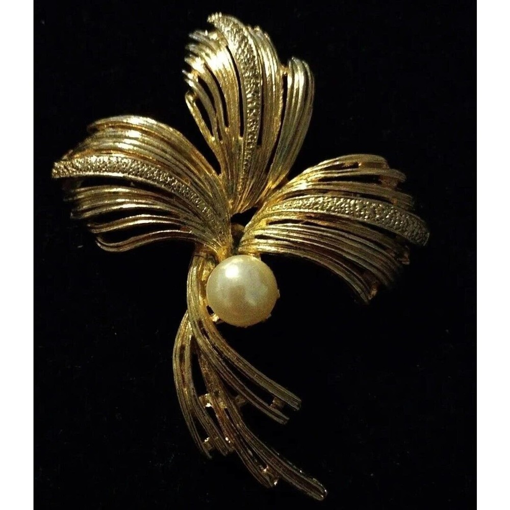 Vintage Brooch Gold Tone Leaf with Faux Pearl